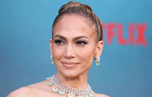 Jennifer Lopez, apariție provocatoare la premiera filmului produs de Ben Affleck. Actrița a purtat o rochie care a lăsat totul la vedere