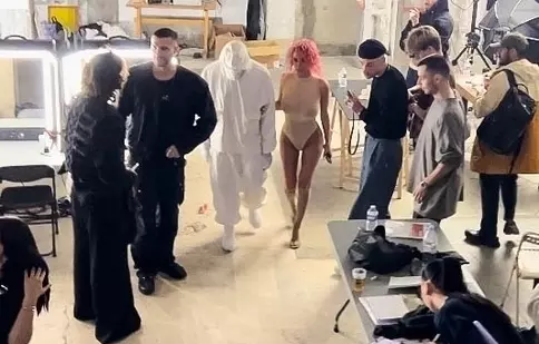 Kanye West și Bianca Censori, cea mai bizară apariție de până acum. Cuplul a șocat la Săptămâna Modei de la Paris