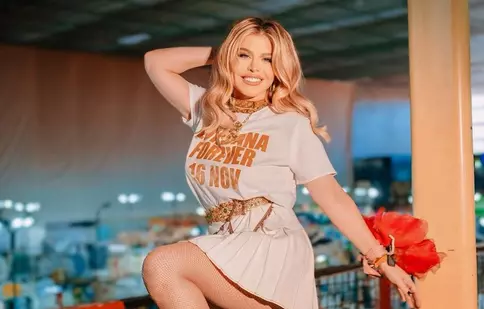 Loredana Groza a renunțat la haine și la inhibiții. Internauții au criticat-o: „Sete de atenție sub orice formă!”