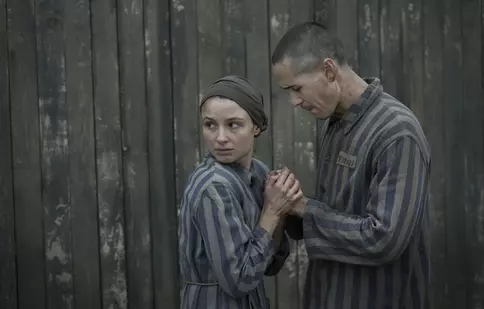 Care au fost provocările extraordinarului serial „Tatuatorul de la Auschwitz”, difuzat de SkyShowtime din 7 iunie