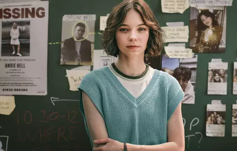 Cui nu-i dau pace nedreptățile vechi. Ce știm despre serialul „Ghidul pentru crimă al unei fete cuminți”, care se lansează la Netflix