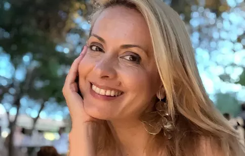Pe ce plajă se relaxează Simona Gherghe în vacanță. „Mai ieftină ca Mamaia, doar 10 euro şezlongul!”