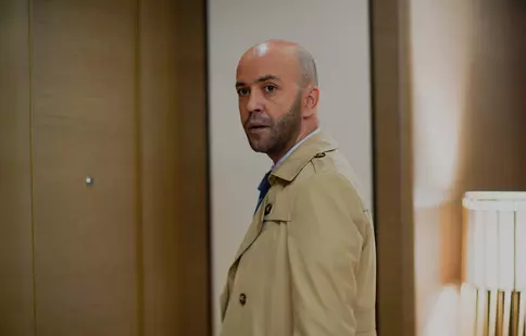 Rolul din „Tablou de familie”, o adevărată provocare pentru Sarp Akkaya. Drama care i-a marcat viața actorului