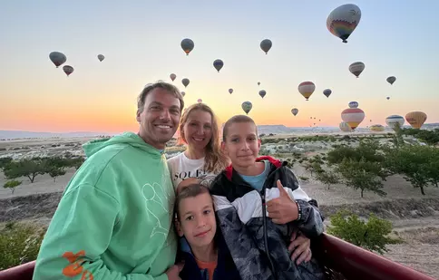 Chef Ștefan Popescu, surprins de soția lui în timpul vacanței în Turcia. „Zborul cu balonul în Cappadocia a fost o experiență unică”