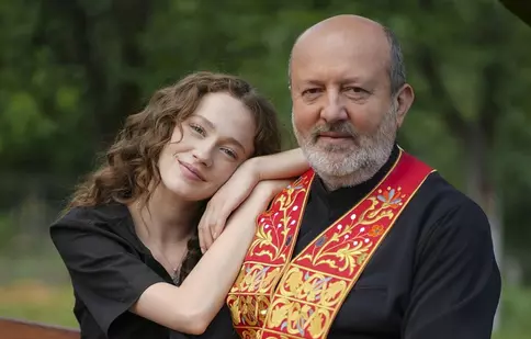 Claudiu Istodor și Maria Țăpușă joacă în „Iubire cu parfum de lavandă”. Ce roluri interpretează în serialul de la Antena 1