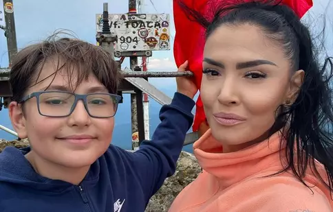 Andreea Mantea, în drumeție cu fiul său pe un traseu cu 519 trepte. „O perioadă o să vrea doar la mare!”