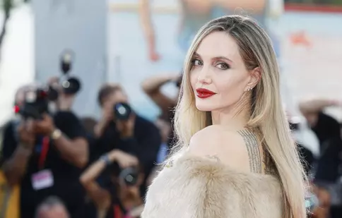 Angelina Jolie, ovaționată la Festivalul de Film de la Veneția. Actrița, fabuloasă pe covorul roșu, a izbucnit în lacrimi