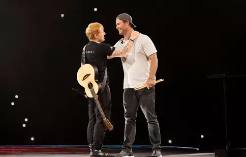 Chris Hemsworth, apariție de senzație în concertul lui Ed Sheeran de la București. Actorul din „Thor” a fost toboșar, pe scenă