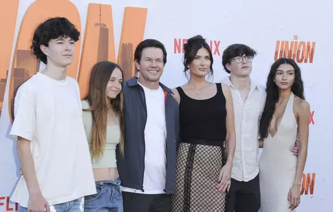 Mark Wahlberg, apariție rară alături de familia sa la premiera filmului „The Union". Cum s-au fotografiat pe covorul roșu