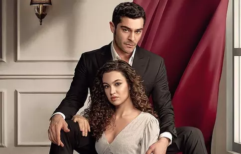 Primele imagini din serialul „Bir Gece Masali”cu Burak Deniz și Su Burcu Yazgı Coşkun în rolurile principale. Poveste, distribuție, trailer