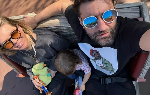 Smiley nu se desparte de fiica sa nici la filmările pentru „Vocea României”. Imagini cu Josephine în culisele emisiunii