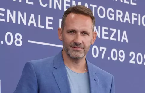 Filmul „Anul Nou care n-a fost” triumfă la Veneția. Regizorul Bogdan Mureșanu: „Am vrut să construiesc o lume întreagă” | Interviu exclusiv