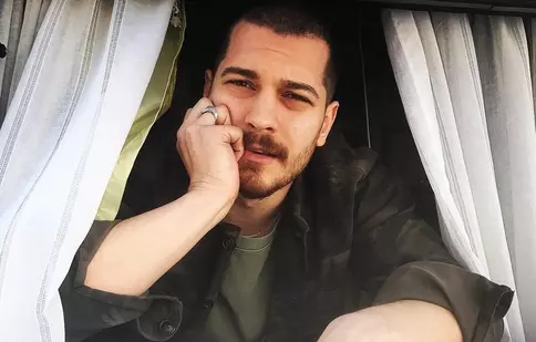Actorii turci care au ajuns în atenția legii: droguri, scandaluri și dosare penale. Cum a scăpat Çağatay Ulusoy de închisoare