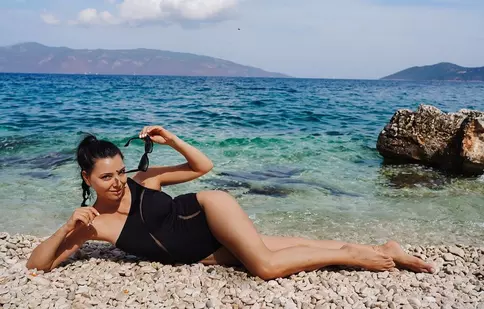 Corina Caragea, spectaculoasă în costum de baie, pe o plajă de vis. Unde își petrece vacanța vedeta Pro TV