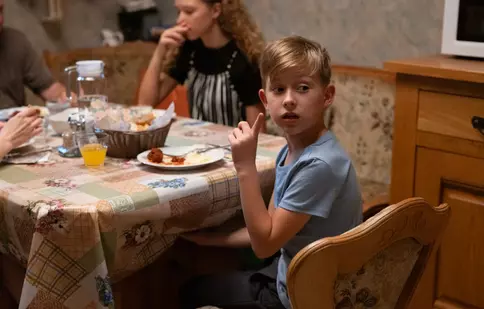 Faceți cunoștință cu familia Tudose de la „Scara B”. Cel mai tânăr actor al serialului de la Pro TV, despre viața pe platoul de filmare: „Nu ești ales oricum!”. EXCLUSIV