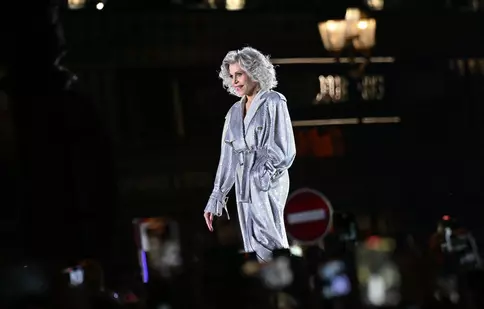 Jane Fonda a defilat pe podiumul de la Săptămâna Modei din Paris, la 86 de ani. Actrița a purtat o ținută curajoasă