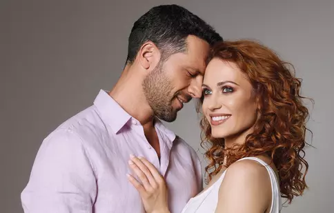 „Iubire cu parfum de lavandă”, serial nou la Antena 1. Când e premiera serialului românesc cu Adi Nartea și Michaela Prosan în rolurile principale
