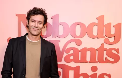 Cine este Adam Brody, rabinul Noah din serialul Netflix „Nimeni nu vrea asta”. Ce roluri l-au adus în atenția publicului