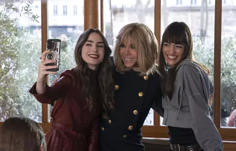 Emmanuel Macron vrea ca „Emily in Paris” să continue în Franța. Reacția președintelui, după ce Netflix a sugerat că serialul cu Lily Collins s-ar muta la Roma în noul sezon
