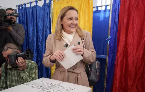 Cât a plătit Elena Lasconi pentru paltonul purtat în ziua alegerilor prezidențiale. Detalii despre ținuta care a atras atenția publicului
