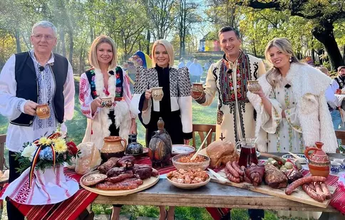Echipa Știrilor Pro TV sărbătorește 1 Decembrie în costume populare! Roxana Hulpe, Andreea Marinescu și Lavinia Petrea, superbe în ținute festive