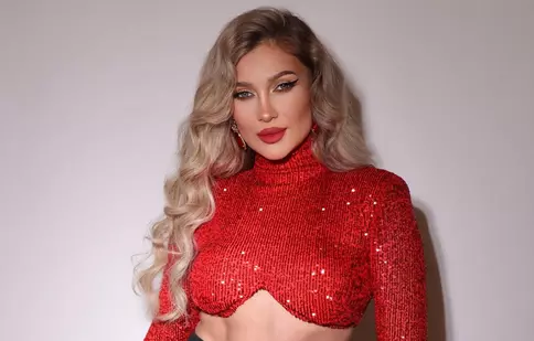 Lora, apariție incendiară în costum de baie la 43 de ani. Ce i-au reproșat fanii după fotografiile de pe plajă: „Din câte știu, măritată ești!”