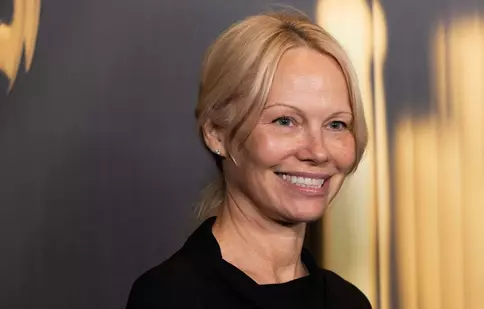 Tom Cruise și Pamela Anderson, cel mai nou cuplu din showbiz? Presa internațională scrie despre o apropiere specială
