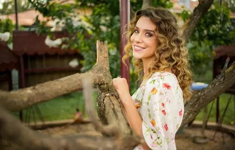 Andreea Vasile, actrița din „Iubire cu parfum de lavandă”, are o familie superbă! Cum arată fiul vedetei și imagini rare alături de partenerul ei