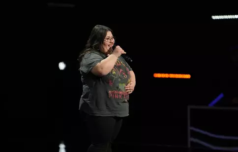 Cine este Alexandra, concurenta de la X Factor 2025 care i-a cucerit pe juraţi din primele clipe ȋn care a pășit pe scenă. „Am mai fost și la alte concursuri și n-am fost acceptată”