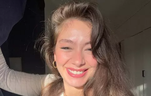 Neslihan Atagül radiază în noile imagini cu burtica de gravidă. Cum arată cu doar o lună înainte să devină mamă!