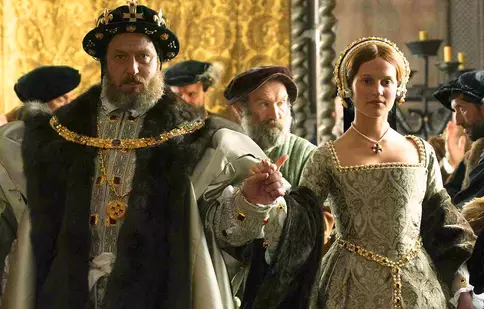 Alicia Vikander și Jude Law devin Catherine Parr și regele Henric al VIII-lea în „Regina înflăcărată”, noul film de pe Max. Dată de lansare, trailer