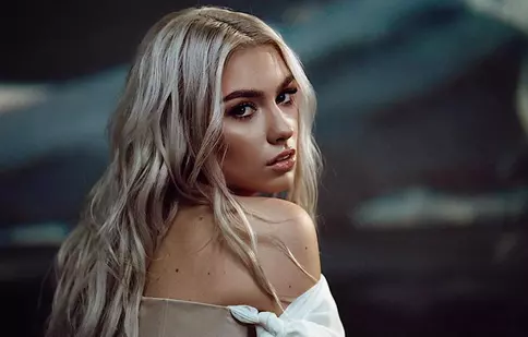 Jo revine pe scena care a consacrat-o după 13 ani. Artista ajunge din nou în fața juriului de la X Factor