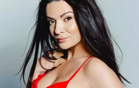 Cine este Anca Dinicu, membră în juriul emisiunii The Ticket. A debutat pe scenă la doar nouă ani alături de Stela Popescu