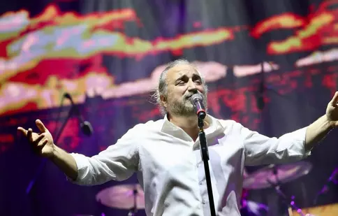 Volkan Konak a murit în timpul unui concert. Artistul turc s-a prăbușit în fața publicului