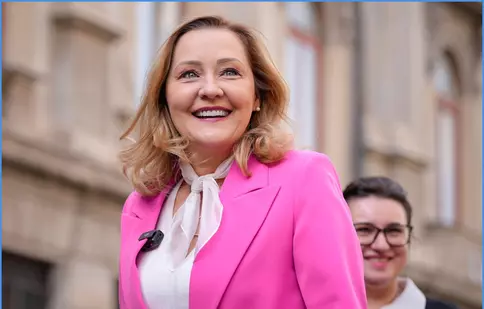 Cât a costat rochia purtată de Elena Lasconi la dezbaterea Digi24. Ținuta semnată de o vedetă locală a stârnit un val de reacții
