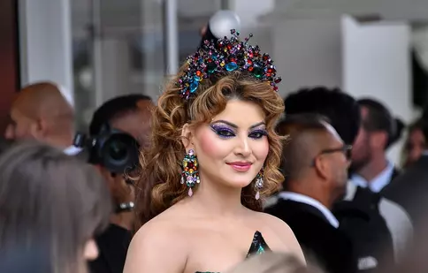 Actrița Urvashi Rautela, cea mai exravagantă apariție de la Cannes. Cum arată ținuta de 155 de milioane de dolari pe care a ales-o