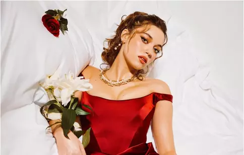 Afra Saraçoğlu, eleganță și forță pe coperta ELLE Jeweller’s Book: Despărțirea de Seyran și rolurile care au consacrat-o