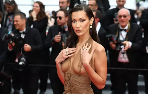 Rochiile transparente, interzise la Cannes 2025. Festivalul impune noi reguli vestimentare pe covorul roșu