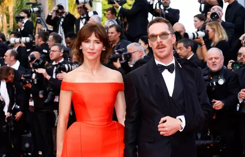 Benedict Cumberbatch, apariție rară alături de soția sa, la Cannes. Actorul a participat la festivitate, deși este accidentat