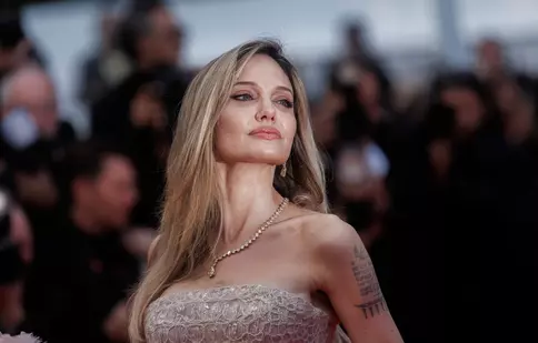 Angelina Jolie, din nou la Cannes după o absență de 14 ani. Actrița a avut un rol special la cina Trophée Chopard