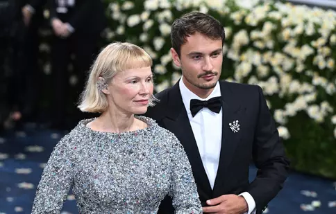 Pamela Anderson, schimbare uimitoare de look. Actrița a furat toate privirile la Met Gala 2025. Cine a însoțit-o