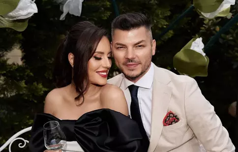 Valentin Luca și Roxana Ghiorghian au spus „DA”! Imagini emoționante de la căsătoria civilă a fostului finalist „Românii au talent” și a fostei prezentatoare de știri