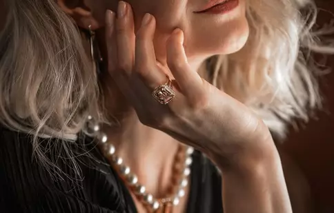 Accesoriile care fac diferența: cum să îți completezi ținutele de seară cu bijuteriile potrivite