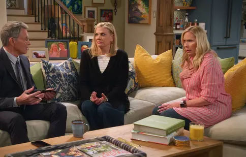 „Leanne”, noul sitcom Netflix produs de Chuck Lorre. O comedie despre viața după 50 de ani