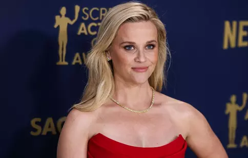 Reese Witherspoon, apariție de milioane în roz din cap până în picioare! Cum arată „Blonda de la drept” la 50 de ani