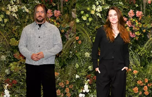 Lucas Bravo și Shailene Woodley, surprinși în ipostaze tandre pe platourile Emily in Paris. Detaliul care a atras atenția fanilor