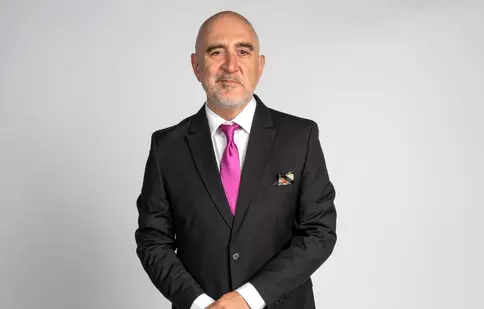 Răzvan Exarhu, despre autoironie… La bine și la roast. „E ca pălinca: în cantități mici te face agreabil, în cantități mari îți distruge imaginea”. EXCLUSIV