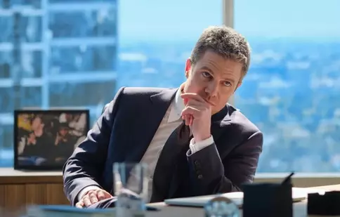 „Costume LA”, noul spin-off „Suits”, vine pe SkyShowtime. Stephen Amell e avocat în Orașul Îngerilor