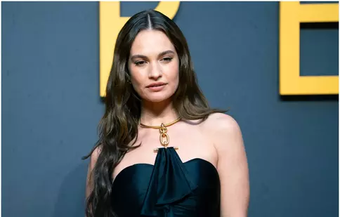 O femeie în lumea miliardarilor tech: povestea lui Whitney Wolfe Herd prinde viață în filmul „Incompatibilă”. Ce spune Lily James despre rolul ei