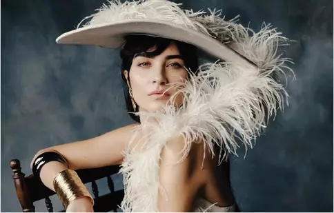 Tuba Büyüküstün, dansatoare la bară în filmul „Sultana”! Ce poveste emoționantă va aduce pe marile ecrane